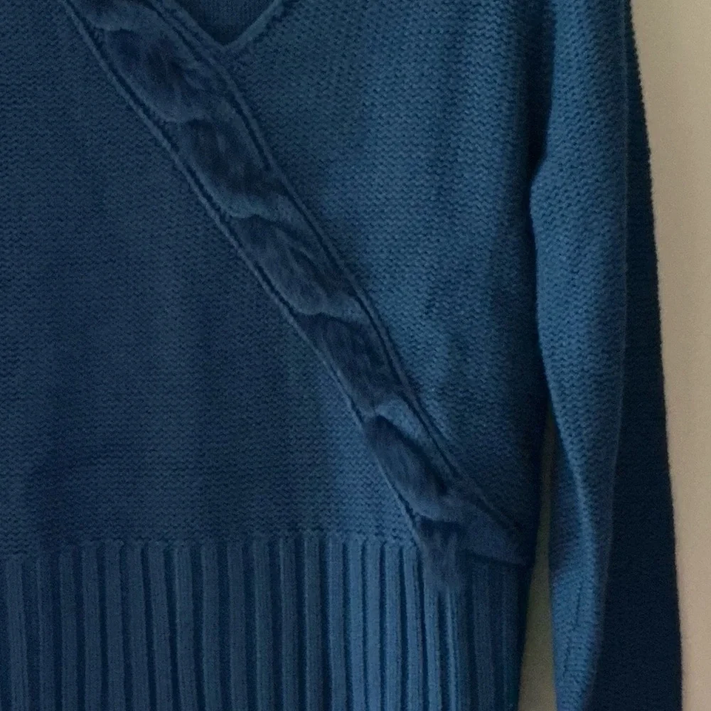 Blue v-neck knit sweater featuring a decorative faux fur trim detail🌻